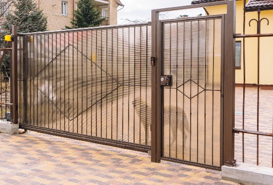 Купить ворота из профлиста с элементами ковки, с металлическими столбами в рамке или под дерево в Шумерле от 155475 руб